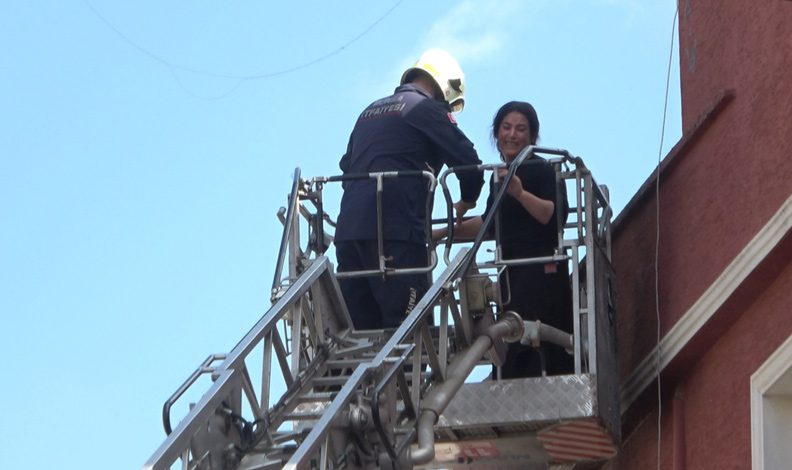 Bursa’da yangın! Çatıda kurtarılmayı beklediler