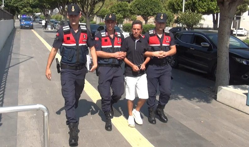 Karşısına iş yeri açan arkadaşını öldürdü