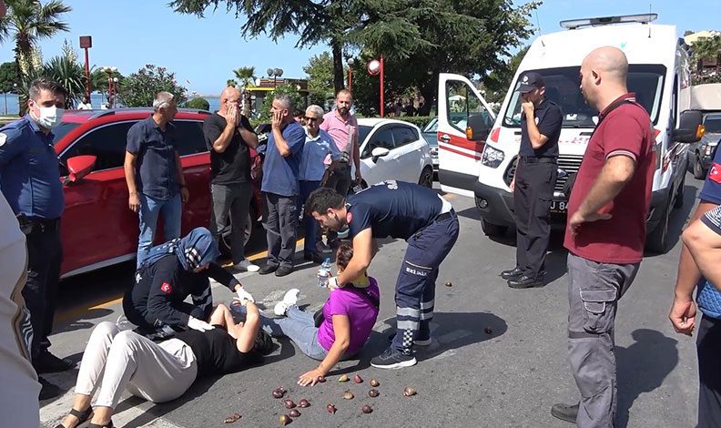 Park ederken yayalara çarptı: 2 yaralı