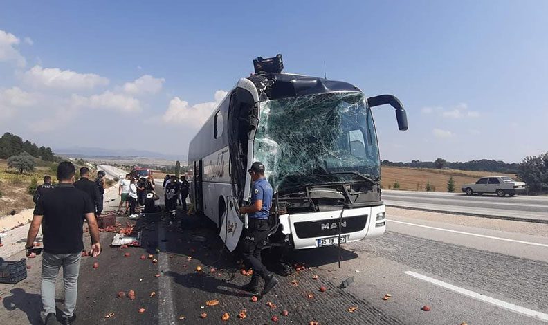 Yolcu otobüsü kamyona çarptı: 8 yaralı