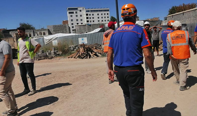 Diyarbakır’da inşaat alanında gezen vatandaş kazaya neden oldu: 2 yaralı