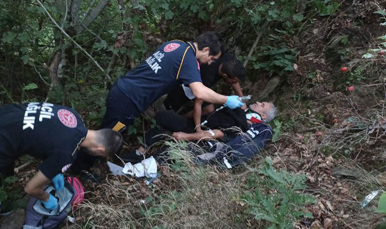 Bursa’da ağaca takılan paraşütçülere kurtarma operasyonu