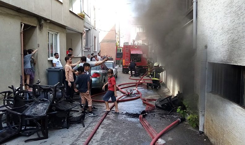 Bursa’da apartmandaki yangın korkuttu
