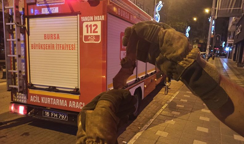Bursa’da eve giren yarasayı itfaiye çıkardı