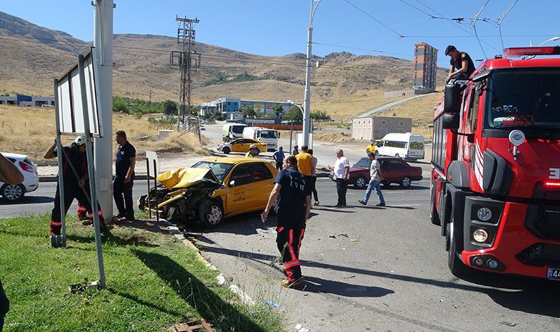 Malatya’da temizlik aracı ile otomobil çarpıştı: 4 yaralı