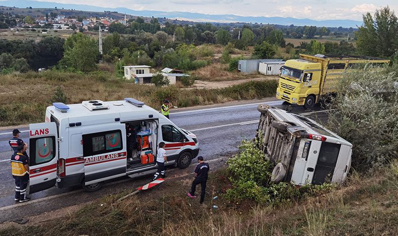 Bursa’da servis minibüsü devrildi: 7 yaralı
