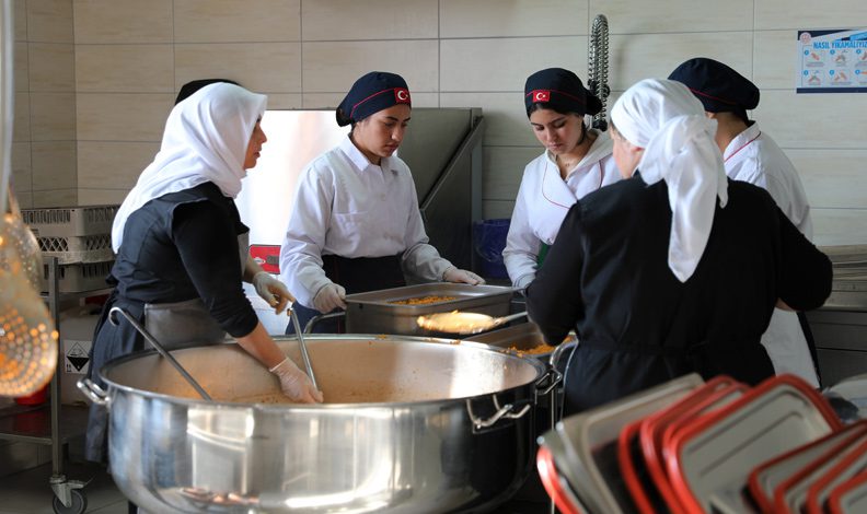 Bursa’da liseliler köy okullarındaki öğrenciler için yemek pişiriyor