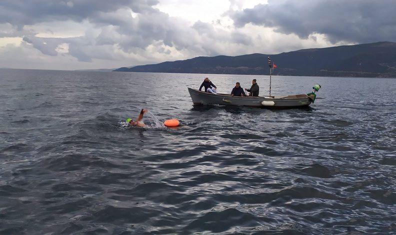 Marmara Deniz’inde 7 saat yüzdüler