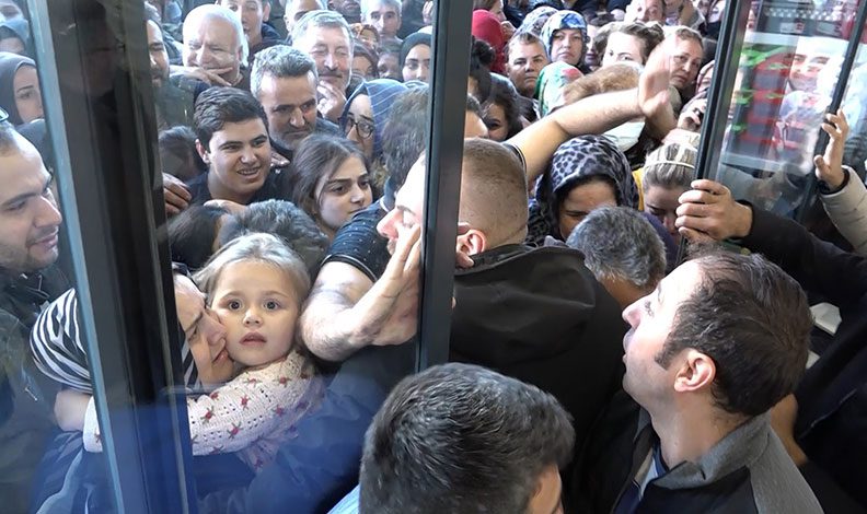 Bursa’da alışveriş izdihamı! Birbirlerini ezdiler