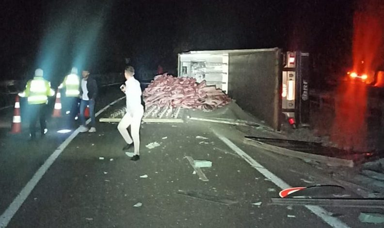 TIR devrildi etler yola saçıldı
