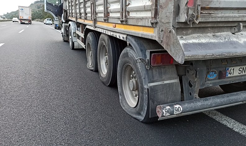 Polisten kaçan TIR, lastiklerine ateş edilerek durduruldu