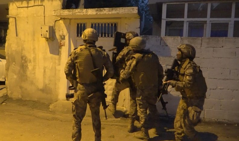 Adıyaman’da zehir tacirlerine şafak baskını