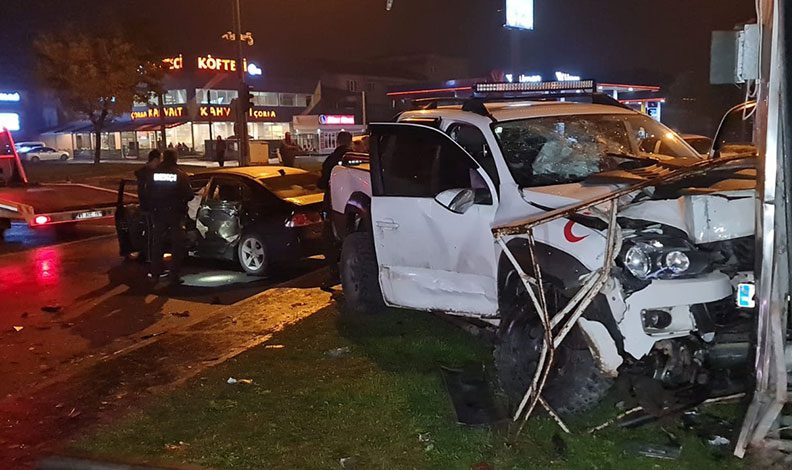 Kamyonet ile otomobil çarpıştı: 8 yaralı