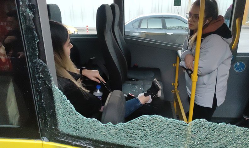 Bursa’da yolcu minibüsü belediye otobüsüne çarptı