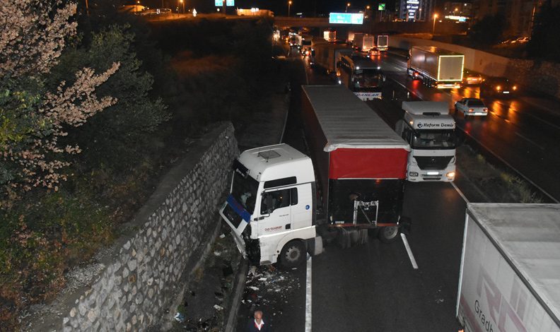 Tosya’da 6 TIR’ın karıştığı zincirleme kaza