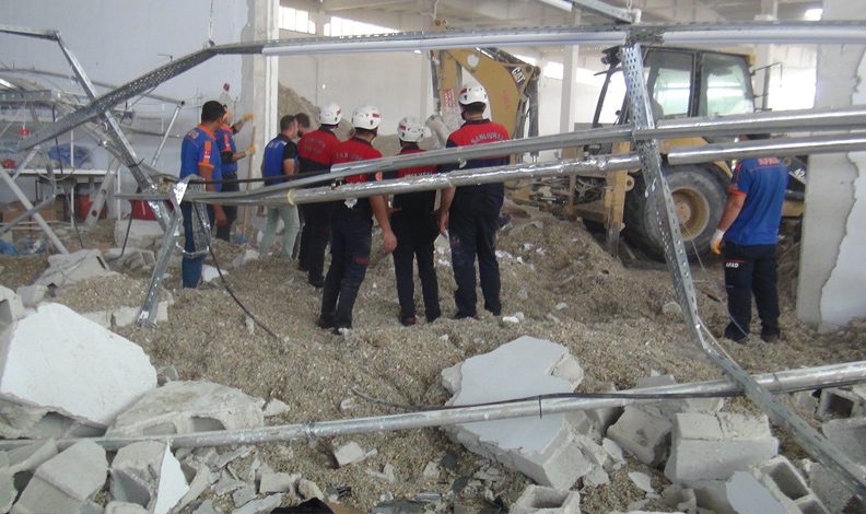 İşçilerin çalıştığı sırada fabrika duvarı çöktü