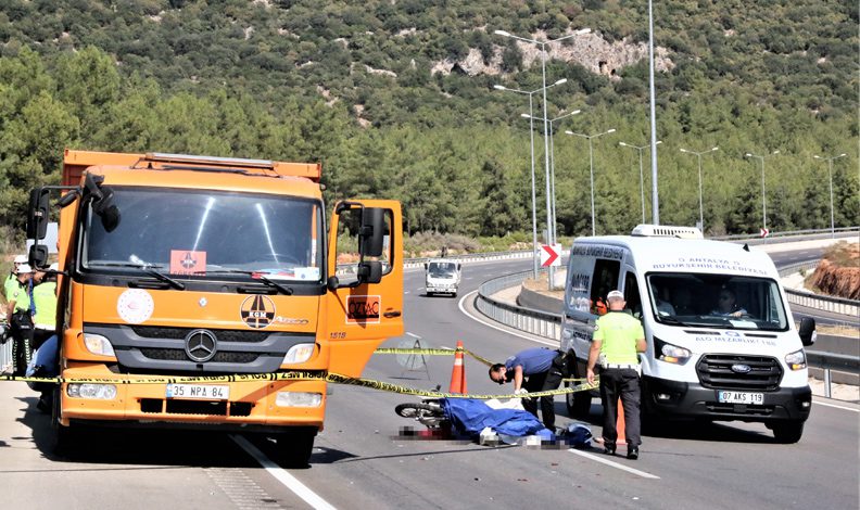Kamyona çarpan motosikletli kadın hayatını kaybetti