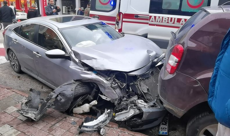 Bursa’da sara nöbeti geçiren sürücü 6 araca çarptı
