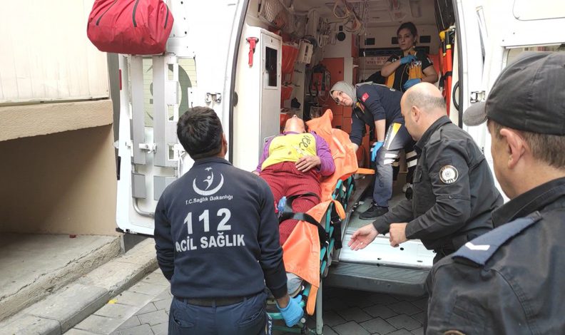 Denizli’de kocasıyla tartışıp kendini bıçakladı