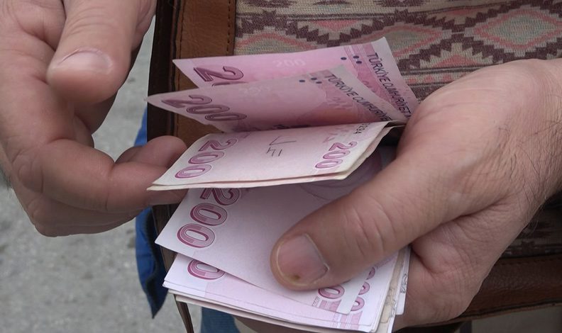 Para dolu çantayı karakola teslim etti