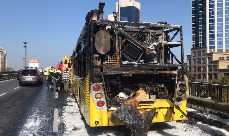 İstanbul’da seyir halindeki otobüs yandı