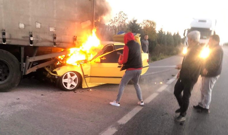 Bursa’da kamyona çarpan otomobil alev aldı