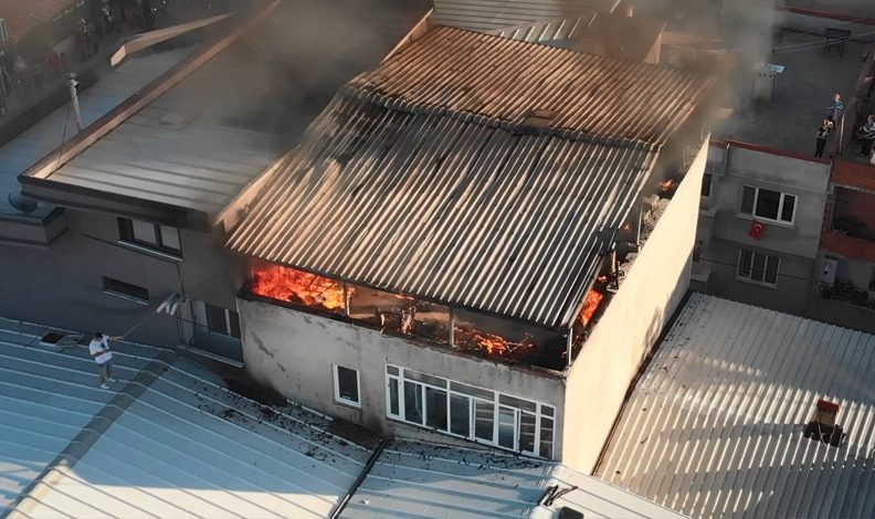 Bursa’da 5 katlı apartmanın çatı katında yangın