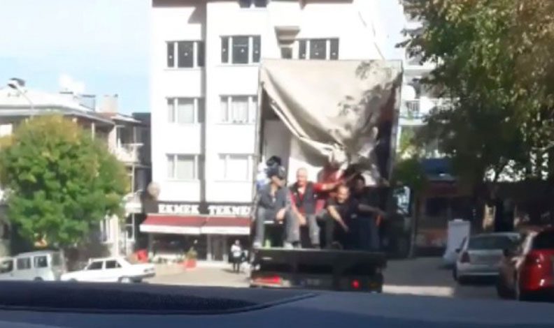 Bursa’da kamyonet kasasında tehlikeli yolculuk