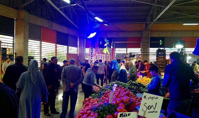 Bursa’da zabıtadan pazarcılara hileli ışık baskını