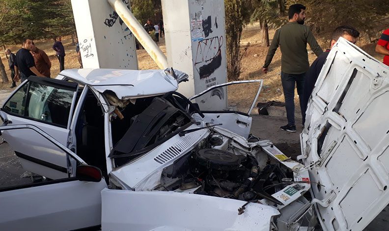 Van’da otomobil üst geçit direğine çarptı: 2 yaralı