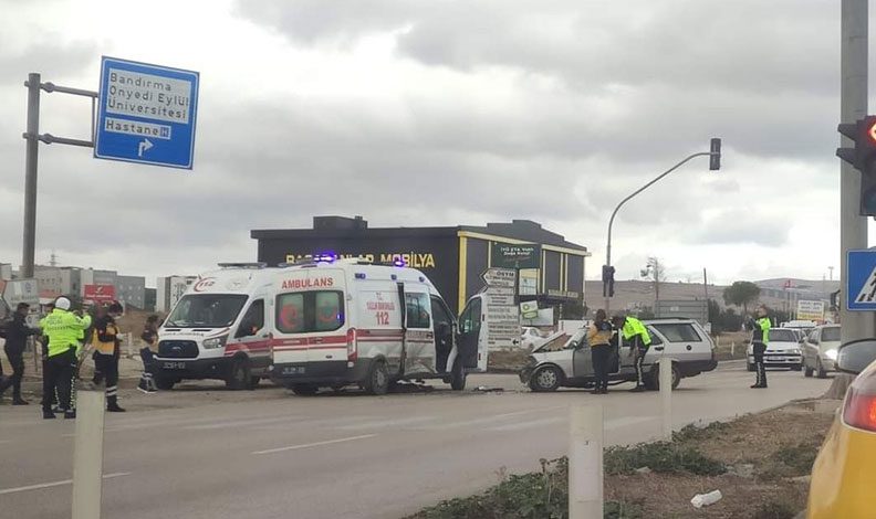 Balıkesir’de ambulans ile otomobil çarpıştı: 3 yaralı
