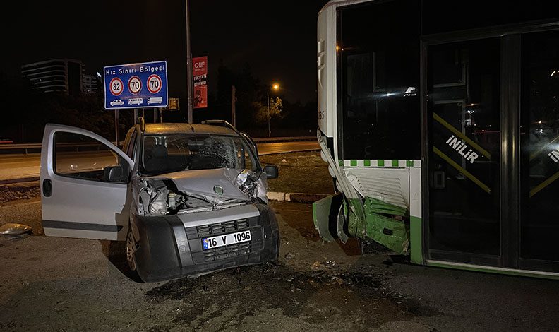 Bursa’da hafif ticari araç park halindeki otobüse çarptı
