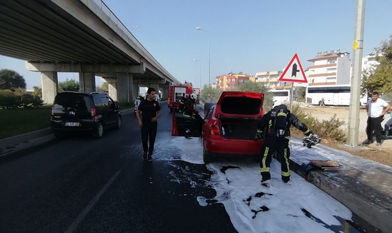 Antalya’da hareket halindeki otomobil yandı