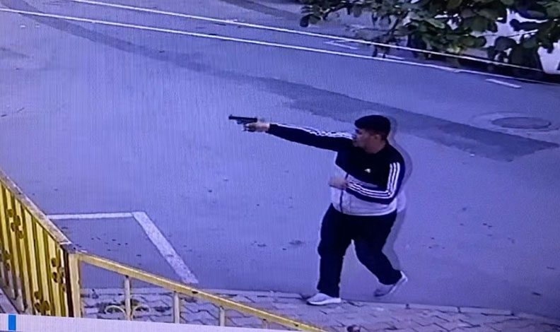 Yoldan geçen kadın silahlı saldırıda vuruldu