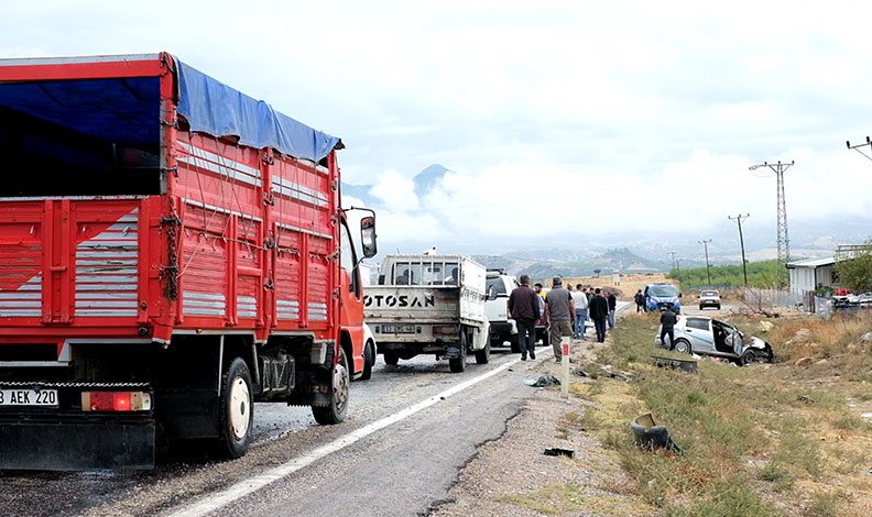 Mersin’de üç araç birbirine girdi: 6 yaralı