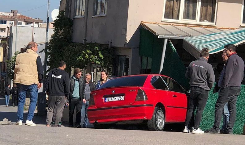 Bursa’da otomobil kahveye daldı