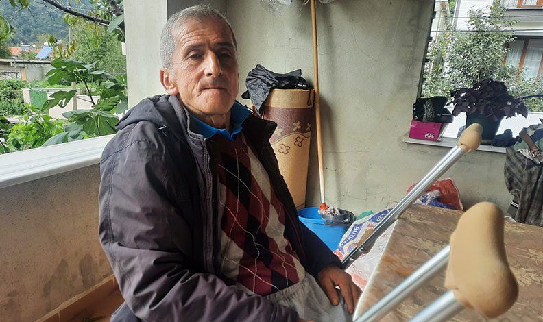 Kastamonu’da bayrağı asarken ölümden döndü
