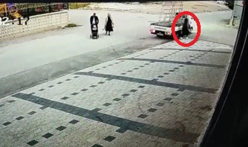 Yeleği kamyonetin kasasına takılan kadın ağır yaralandı