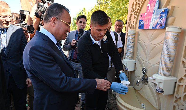 Bakan Bozdağ, üniversitede çorbayı çeşmeden içti
