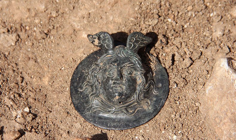 Perre’deki kazılarda Medusa kabartmalı madalya bulundu