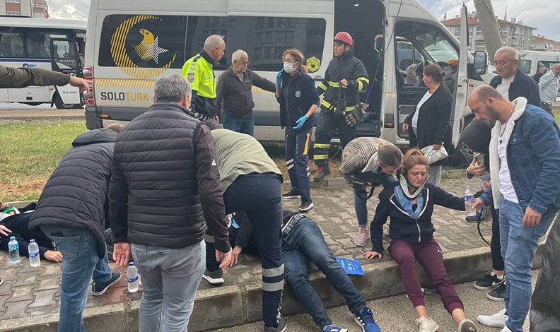 Bursa’da servis minibüsü elektrik direğine çarptı: 6 yaralı