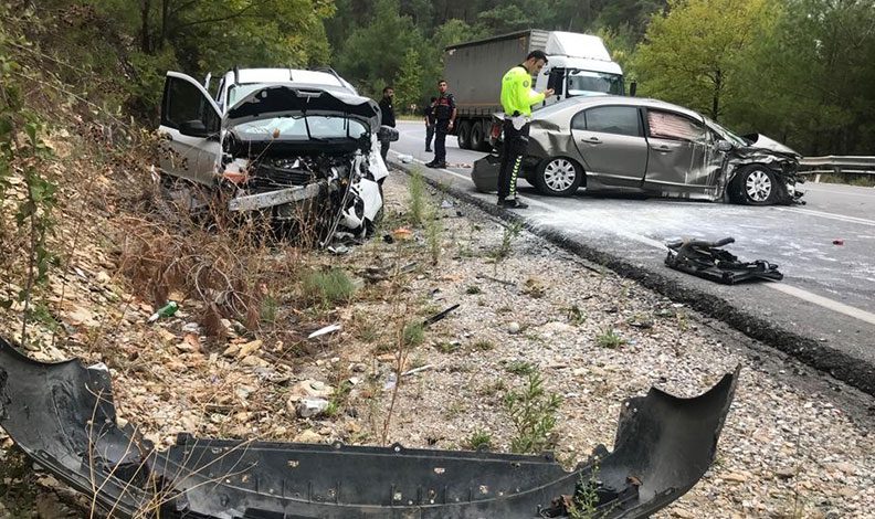 Antalya’da 2 araç çarpıştı: 3 yaralı