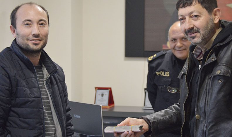 Kütahya’da bulduğu 28 bin TL’yi sahibine teslim etti