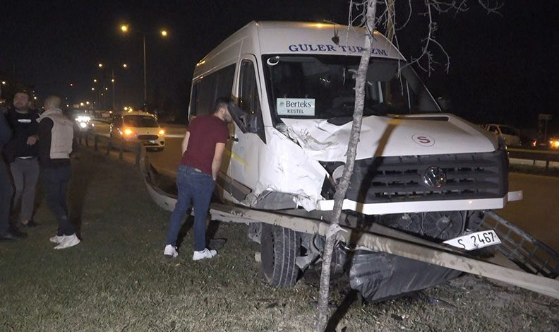 İşçi taşıyan servis kamyonetle çarpıştı: 4 yaralı
