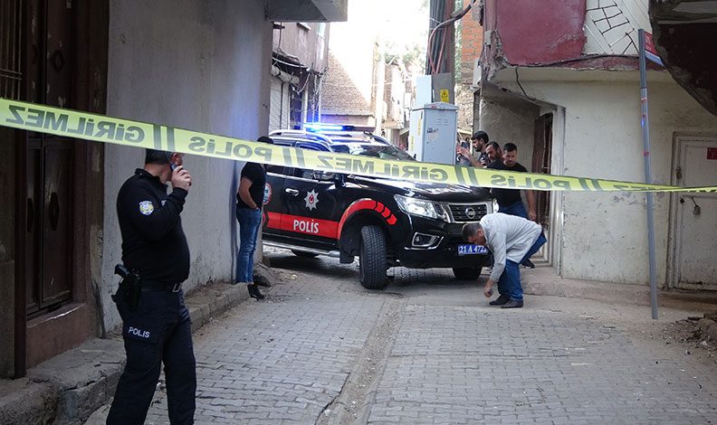 Sokakta oynayan çocuk kurşunların hedefi oldu