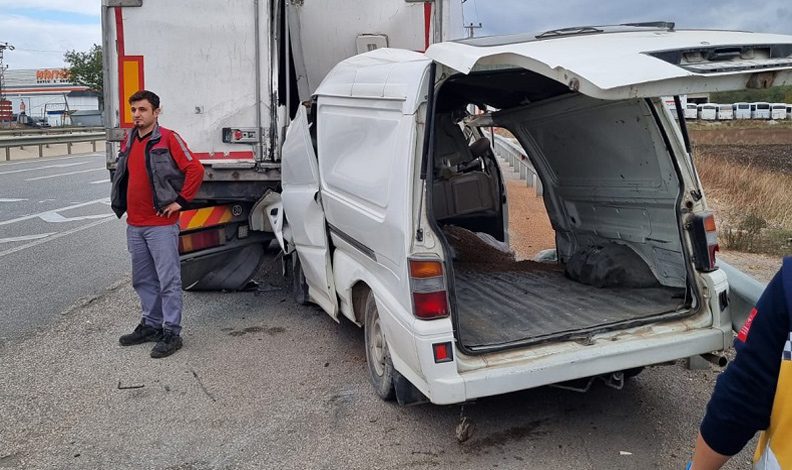 Bursa’da TIR’a çarpan aracın sürücüsü öldü