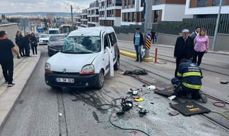 Eskişehir’de otobüsle hafif ticari araç çarpıştı: 1 ölü, 2 yaralı