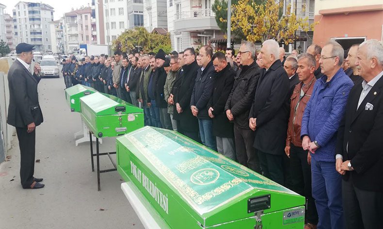 Ölü bulunan 3 kişi toprağa verildi