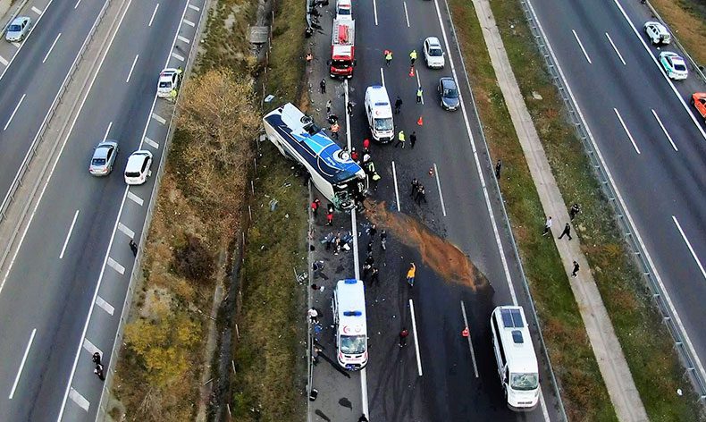 Bolu’da feci kaza: 3 ölü, 16 yaralı