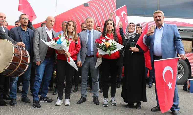 Dünya şampiyonuna davullu zurnalı karşılama